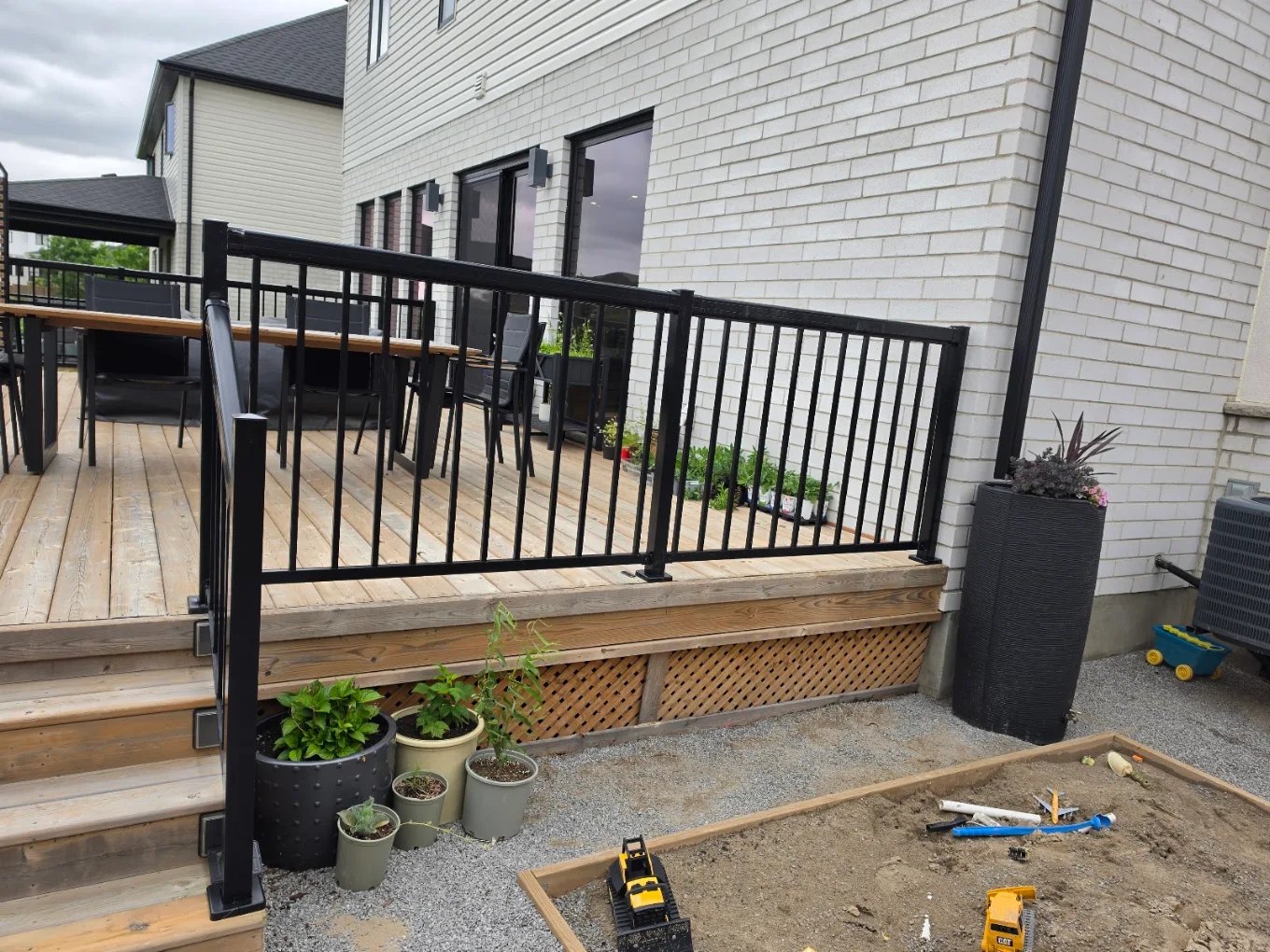 Deck with black aluminium railing