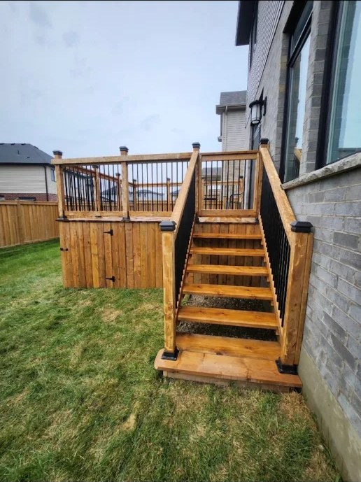 Cedar deck stairs with black aluminium balusters
